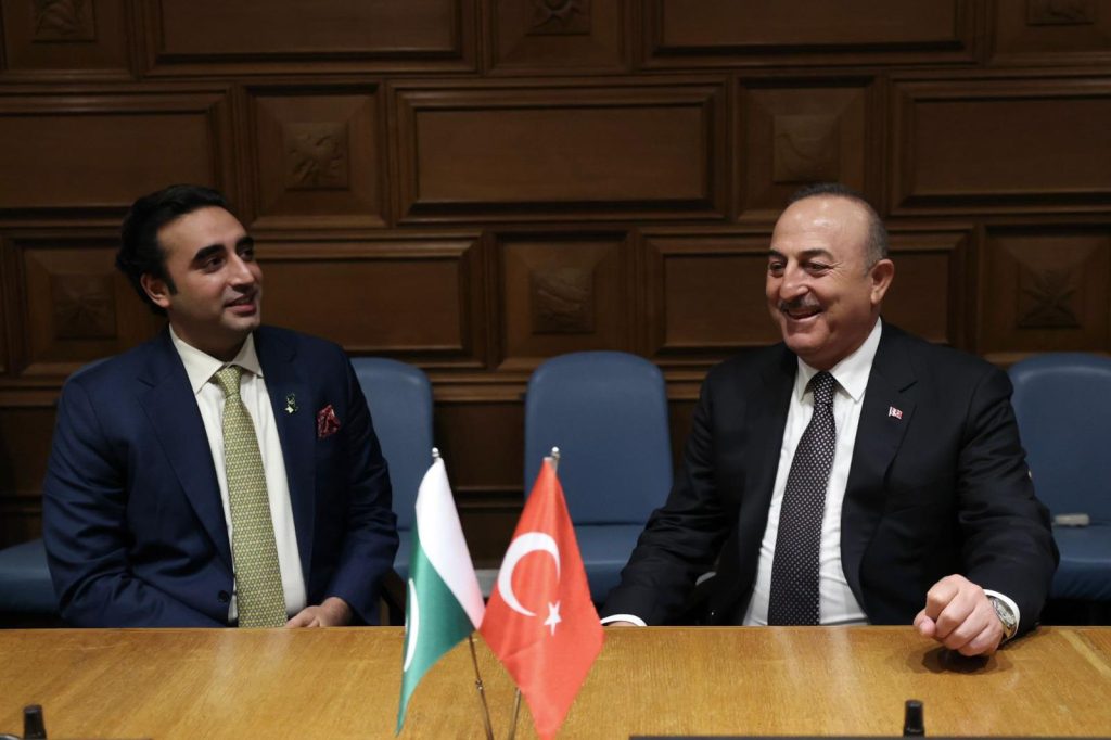 Pakistan, Turkish FMs vow to strengthen economic ties