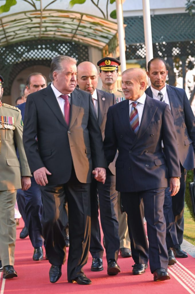 PM, Tajik president hold one-on-one meeting