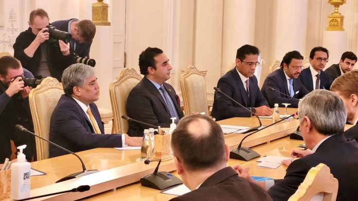FMs of Pakistan, Russia hold talks on economic, energy cooperation