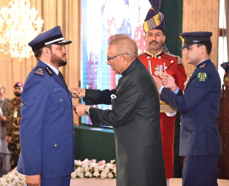 President confers military awards on armed forces personnel