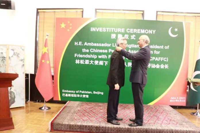 Chinese diplomat conferred with civil award for strengthening Sino-Pak friendship