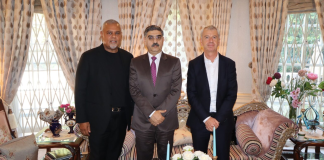 PM urges British fashion firm to open buying house in Pakistan