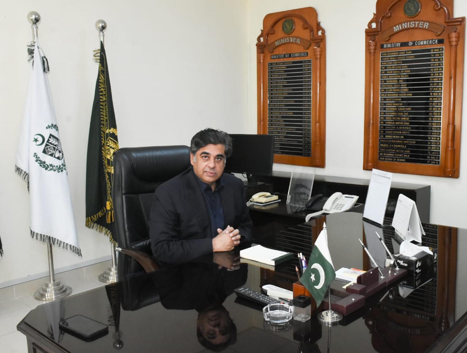 Commerce minister leaves for China along with high-profile trade delegation