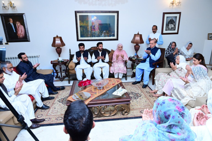 PM visits residence of Saira Afzal Tarar, offers condolences over her father’s death