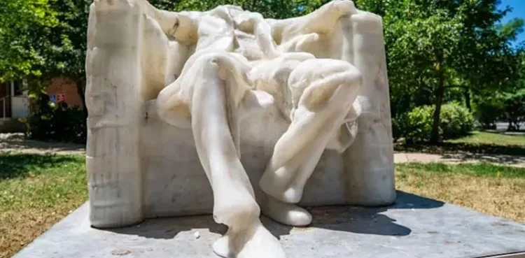 Extreme heatwave melts statue of former US president