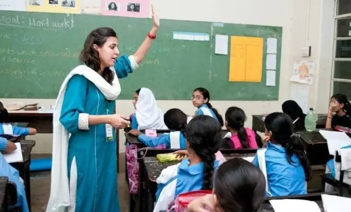Govt decides to recruit 30,000 schoolteachers