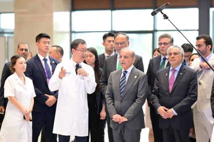 巴基斯坦总理夏巴兹·谢里夫周三指示内政部长穆赫辛·纳克维在伊斯兰堡在建的医院（包括真纳医疗中心）建设简洁、坚固且可持续的基础设施，以提供参照中国标准的高质量医疗设施。 总理在访问北京安贞医院期间指示巴基斯坦在建医院优先考虑中国医疗体系的高质量设施。 在参观医院期间，总理视察了安贞医院的设施，并对其高效的体系、现代化的技术和高效的服务表示赞赏。 总理听取了医院现有医疗设施、用于改善管理的机器人系统以及其他高科技设施的介绍。