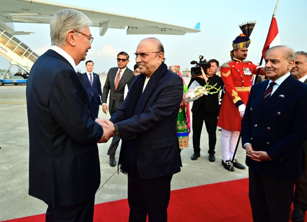 President, PM warmly receive Kazakhstan President upon his arrival