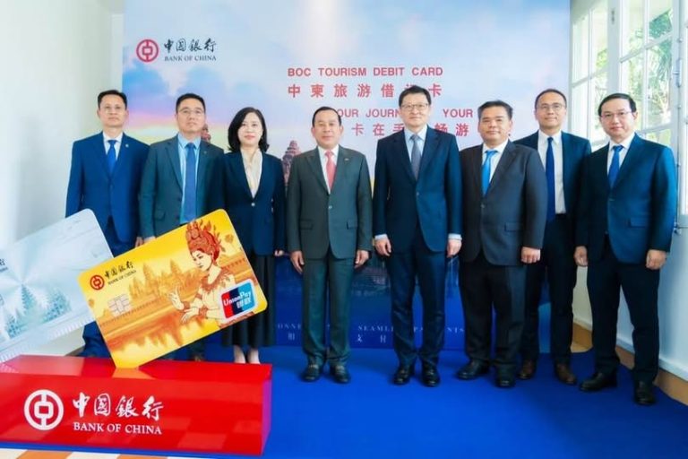 金边，3月20日（BRNN/APP）：柬埔寨旅游部周四发布新闻稿称，一项柬埔寨-中国旅游借记卡计划正式启动，旨在加强跨境二维码支付，促进旅游业发展，并为游客提供更多便利。 这项服务是柬埔寨和中国政府在“钻石合作”框架下，基于互利共赢和相互尊重原则，推进旅游、金融和跨境二维码支付系统数字化转型方面取得的又一新成就，也是两国政府的骄傲。 部长认为，该计划将鼓励更多中国游客访问柬埔寨，为“柬埔寨-中国旅游年”活动注入新的活力。