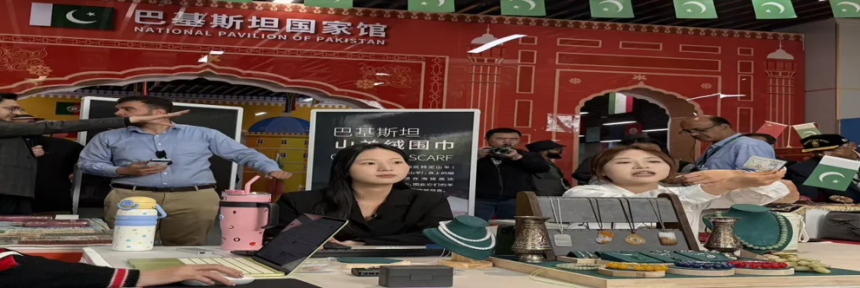 北京，4月28日（APP）：巴基斯坦国家馆在武汉金融控股中部贸易服务区的正式启用，以及巴基斯坦媒体和智库代表团对武汉的访问，生动地展现了中巴全天候战略合作伙伴关系的不断深化。 这充分表明，在地方政府、非政府组织和社会各界的广泛参与下，双边合作的基础正在稳步巩固和加强。 这是北京查哈尔国际研究院高级研究员程锡忠教授的观点。查哈尔国际研究院是一家位于北京的非政府智库，专注于外交和国际研究。 武汉的实践表明，中巴合作已超越大型国家级项目，拓展到地方、非政府组织和多部门的深度合作。 他表示，作为促进当地交流与合作的标志性平台，位于武汉金融控股中部贸易服务区的巴基斯坦国家馆，为巴基斯坦当地企业、工匠和农业生产者打破了贸易壁垒，开辟了通往广阔中国市场的新大门。