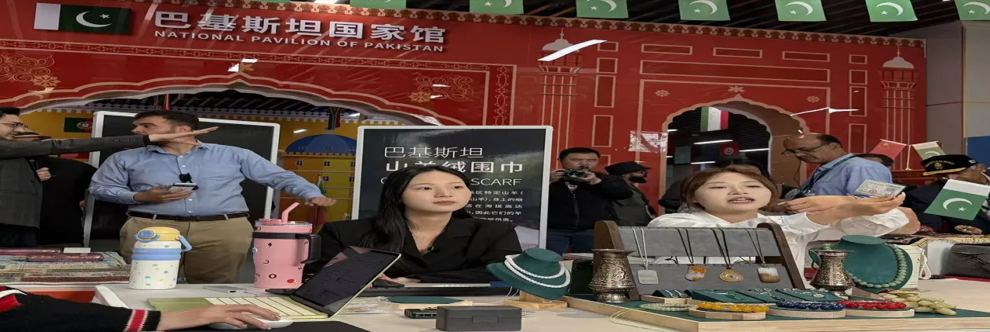 北京，4月28日（APP）：巴基斯坦国家馆在武汉金融控股中部贸易服务区的正式启用，以及巴基斯坦媒体和智库代表团对武汉的访问，生动地展现了中巴全天候战略合作伙伴关系的不断深化。 这充分表明，在地方政府、非政府组织和社会各界的广泛参与下，双边合作的基础正在稳步巩固和加强。 这是北京查哈尔国际研究院高级研究员程锡忠教授的观点。查哈尔国际研究院是一家位于北京的非政府智库，专注于外交和国际研究。 武汉的实践表明，中巴合作已超越大型国家级项目，拓展到地方、非政府组织和多部门的深度合作。 他表示，作为促进当地交流与合作的标志性平台，位于武汉金融控股中部贸易服务区的巴基斯坦国家馆，为巴基斯坦当地企业、工匠和农业生产者打破了贸易壁垒，开辟了通往广阔中国市场的新大门。