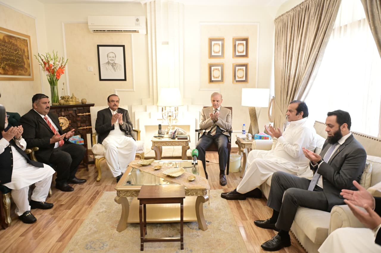 PM visits Abdul Rehman Kanju, offers condolences on his mother’s death