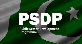 伊斯兰堡，6月12日（APP）：联邦政府已在2026-2027年度公共部门发展计划（PSDP）下，通过省际协调司拨款约18510亿卢比用于体育基础设施发展项目，这体现了政府持续致力于提升全国体育设施水平的决心。 根据PSDP文件，本年度发展计划共纳入13个在建项目，累计核定预算达95080亿卢比。截至2026年6月30日，预计支出为43560亿卢比，另有51510亿卢比结转至2026年7月1日。 获得拨款的主要项目之一是在伊斯兰堡巴基斯坦体育中心建立阿尔沙德·纳迪姆和谢赫巴兹·谢里夫高性能体育学院，该项目已获拨款2.5亿卢比。 该项目于2025年1月27日根据中央发展工作组（CDWP）获得批准，总成本为8950.87亿卢比。 此外，巴基斯坦体育中心（位于伊斯兰堡）还获得了大量资金，用于建设南亚运动会所需的配套设施，包括热身跑道、热交换器、教练员住宅、多功能厅、击剑场地、五人制曲棍球场、五人制足球场以及总体规划。这些设施的建设预算为1348.32亿卢比，而项目总成本为7693.91亿卢比。 在斯卡杜建设巴基斯坦板球委员会（PSB）教练中心已获得 1.5 亿卢比的拨款，而包括伊斯兰堡、费萨拉巴德、瓦赫坎特、白沙瓦、奎达、穆扎法拉巴德和斯瓦特在内的七个城市的人工曲棍球场地更换和铺设工程已根据本年度计划获得 1.2 亿卢比的拨款。