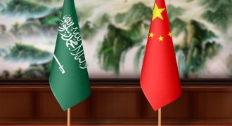 北京，6月29日（APP）：中国外交部发言人郭家琨周一表示，沙特阿拉伯外交大臣费萨尔·本·法尔汉·阿勒沙特亲王将于6月30日至7月1日对中国进行正式访问。 郭家琨在例行记者会上表示，此次访问是应中共中央政治局委员、外交大臣王毅的邀请进行的。 此次访问凸显了北京和利雅得之间持续的高层外交互动。