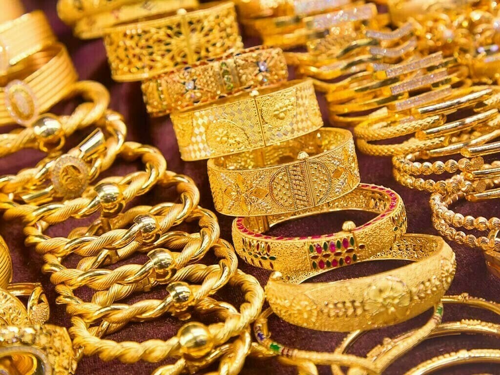 Gold price drops to $4036